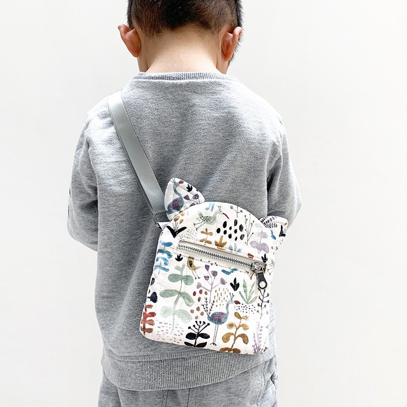 韓國進口棉布制，可愛迷妳側背包，采用具有獨特塗鴉圖案的細棉布，兒童或是女生適用，可愛卡通的狐貍耳朵造型，搭配簡約利落的整體設計風格。