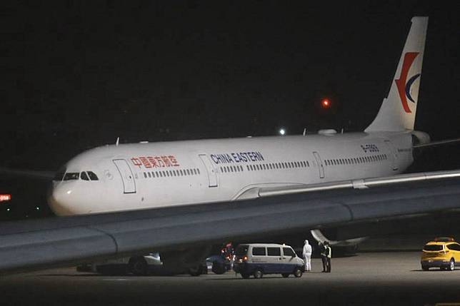 武漢台商的專機3日晚間抵達桃園機場