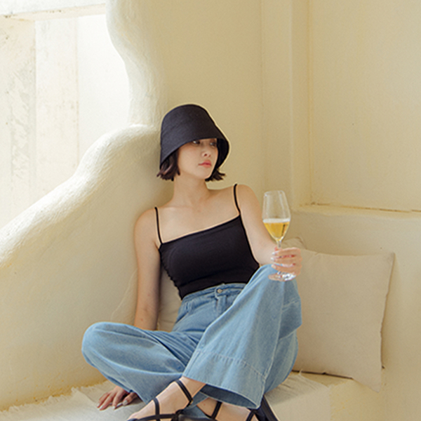 QUEENSHOP 基本素面細肩附罩杯背心 五色售＊現+預＊ 【01041700】