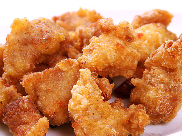 ●日本吃過「雞唐揚」（日式炸雞），那香氣逼人又肉汁滿溢、油份適中且外酥內嫩的好滋味，真叫人難以忘懷！