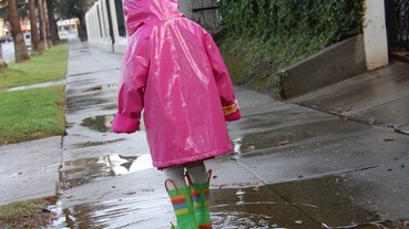 【親子KOL】 究竟點解下雨天小朋友要著雨褸呢?