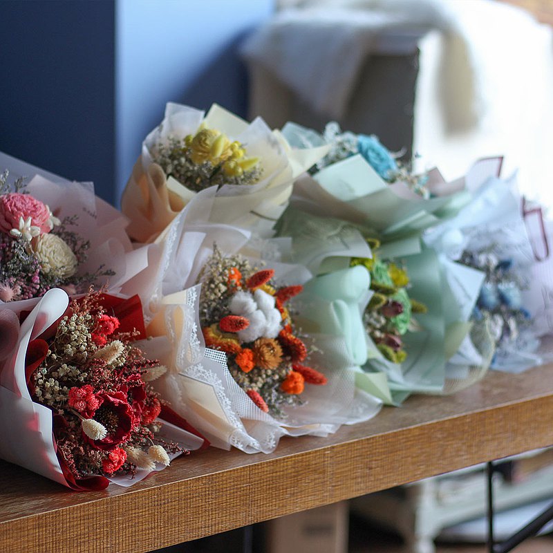 商品皆為手工製品，每一件都是設計師精心的藝術品，我們追求時尚及品質。 你可以將它們隨心的擺放在家裡的任何一處角落 為你生活添加一縷色彩