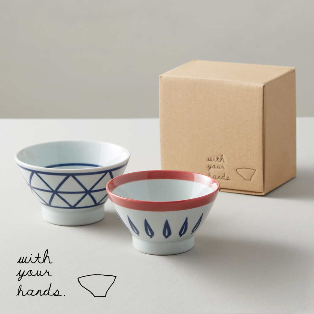 日本超人氣波佐見燒職人手製餐具 品質保證日本原裝進口陶瓷餐具 日本職人手繪溫潤手感材質輕巧 傳統技藝現代設計展現食器新意 1 套 2 個碗夫妻情侶專屬對碗 附贈原廠包巾送禮收藏兩相宜 一套兩款圖案大小