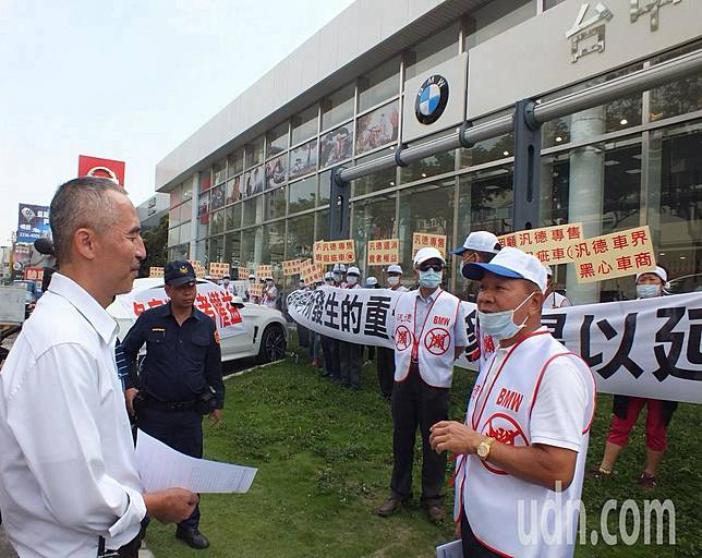 羅姓機械業大老闆抗議承購750萬元名車方向盤有異音，車商擺爛，今天把名車拖到車商位於台中烏日營業所大門口當「展示車」。記者趙容萱／攝影