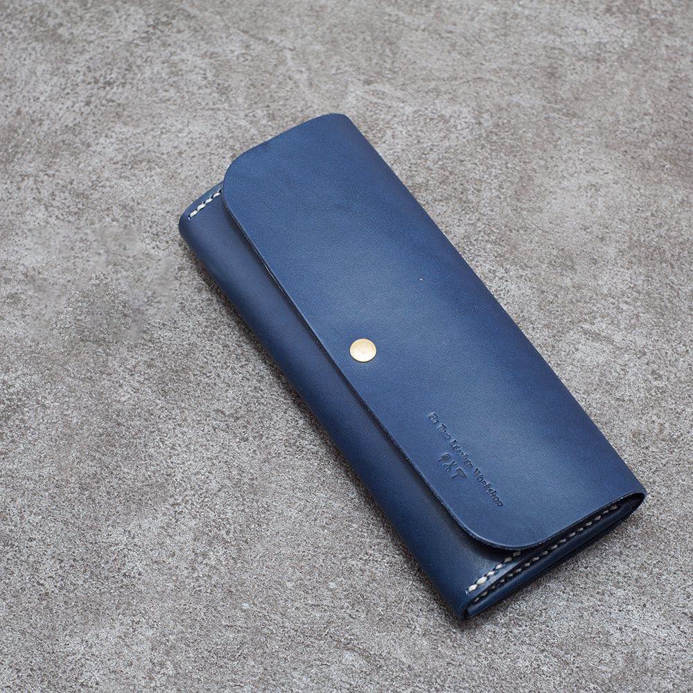 Be Two獨家設計款，以全牛皮製作，手工縫制，非機械大量製造。● 嚴選天然牛皮製作，手工縫製長夾，採用一條蠟線雙針交疊縫合，細緻紮實縫線，以一條蠟線緊貼兩面皮革結合，縱使線磨斷，還是可以繼續使用，是