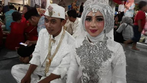 Nikah di Usia Muda dan Ikut Nikah Massal, Pasangan Ini Disindir