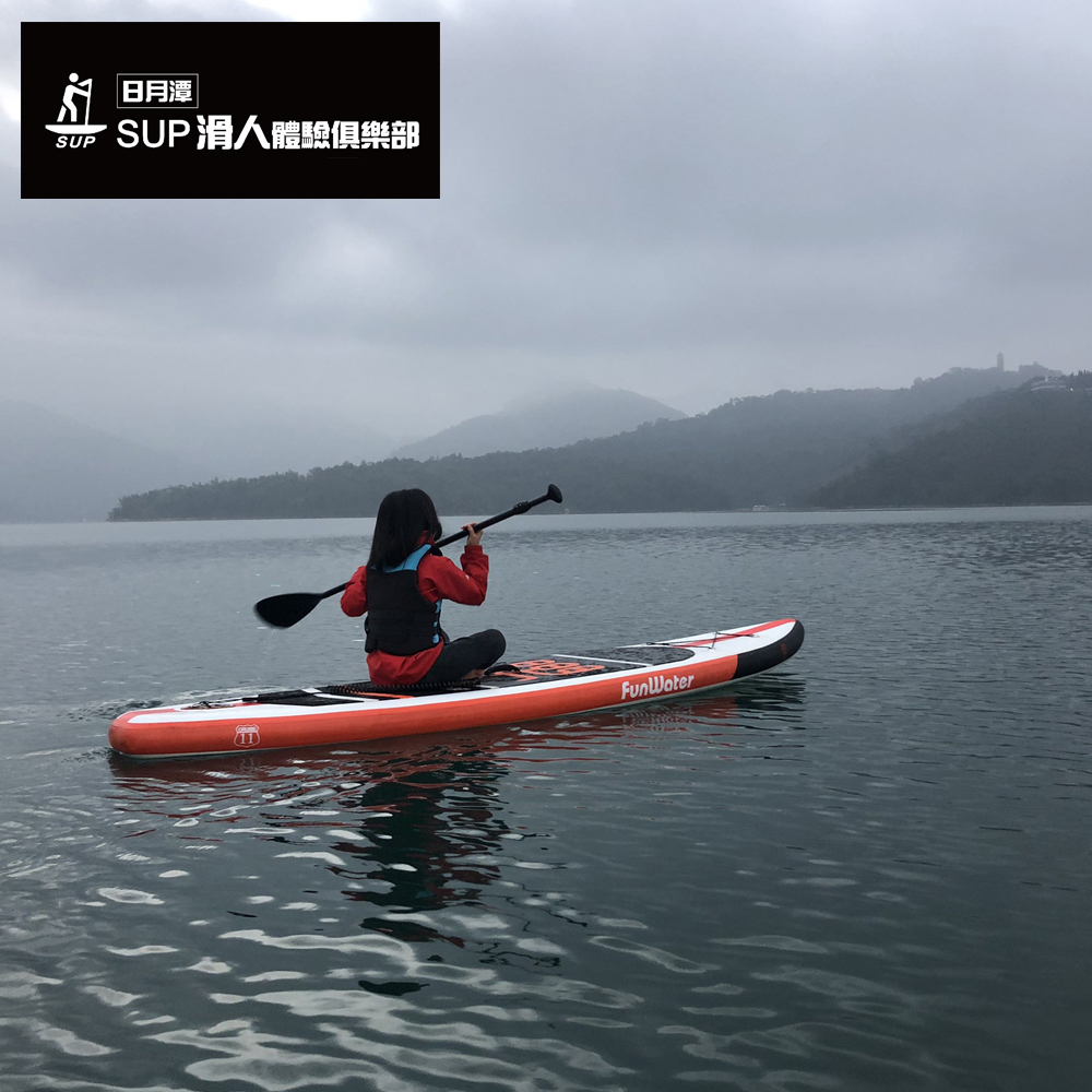 立式划槳體驗活動係指將顧客帶領至合法水域遊憩活動場所，由滑人水上體驗俱樂部提供日月潭立式划板體驗服務，內容包含全套SUP裝備提供、基礎立槳教學、教練隨隊伴航、行程解說導覽、航程中跟拍照片提供、並投保2