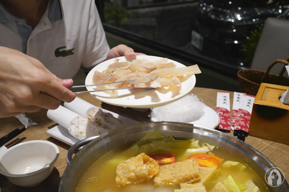 高雄.美食 牛老大涮牛肉二店食記，產地直送溫體牛就是威！鮮甜嫩掛保證，美味湯頭喝到見鍋底