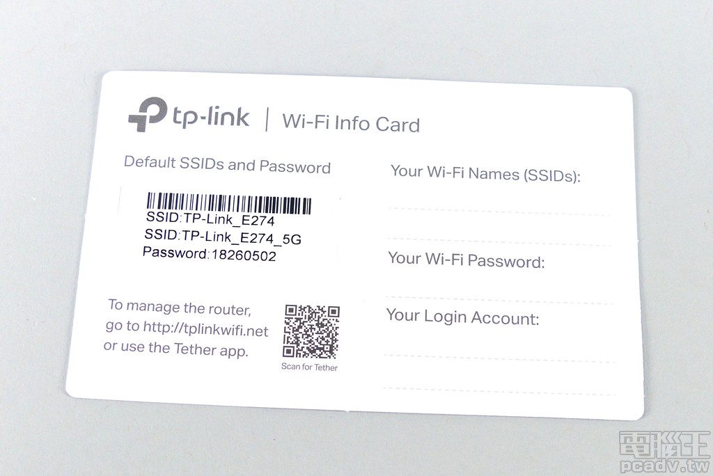 ▲ Wi-Fi 密碼資訊小卡相當貼心，不僅印製預設 SSID 與密碼，使用者更改後亦可於卡片上註記，背後還有雙面膠條讓使用者自行貼附於明顯區域。