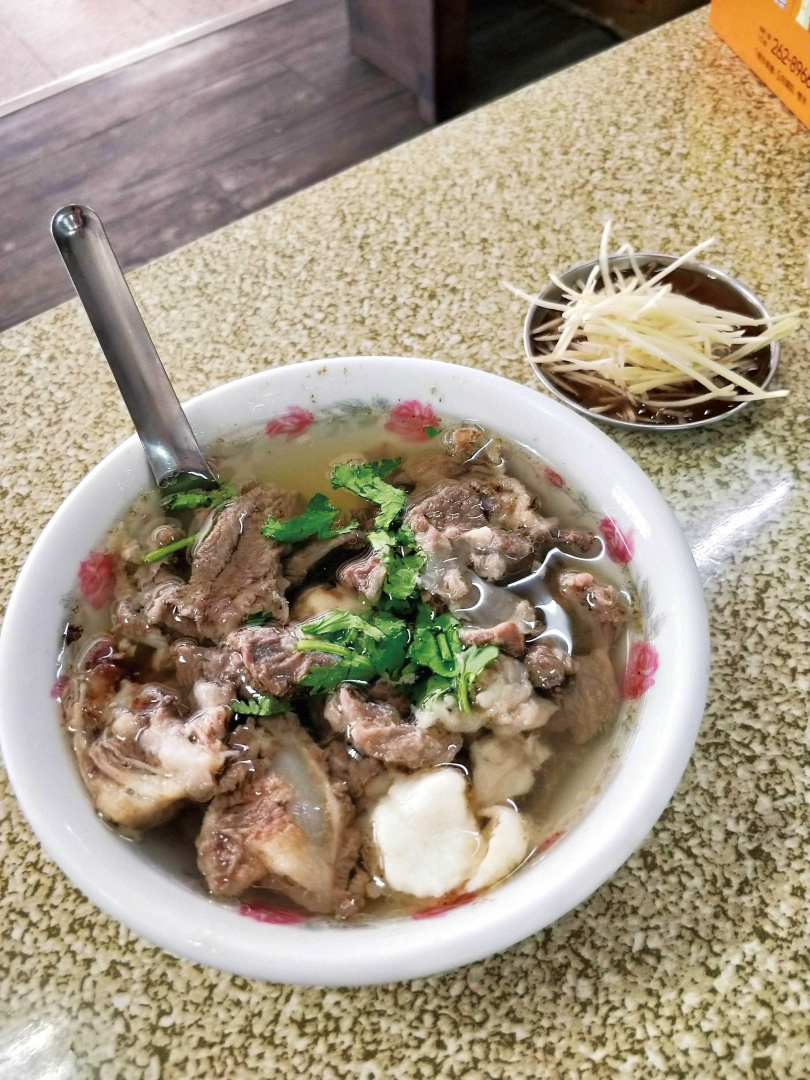 僅用骨邊肉熬煮的「牛雜湯」，料多且湯頭清爽美味。（150元／大碗）（圖／高靜玉攝）