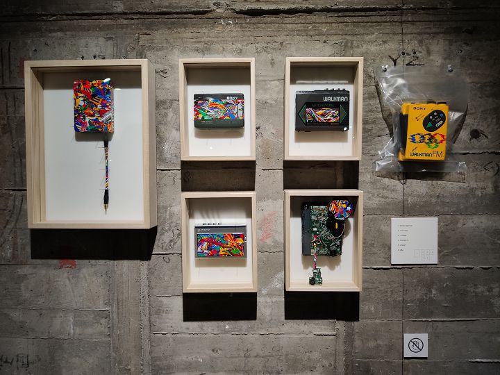 另外也展示由當代創作者重新設計外觀的作品，目前展示的是由善用四驅車貼紙做拼貼藝術的 Funny Dress-up Lab 所設計的隨身聽。