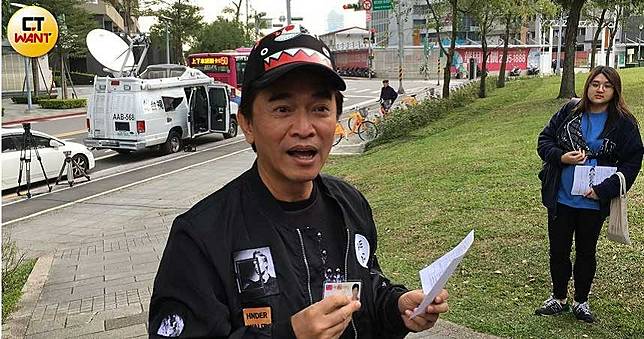吳宗憲晨起趕投票　守規定笑變「哆啦A夢」