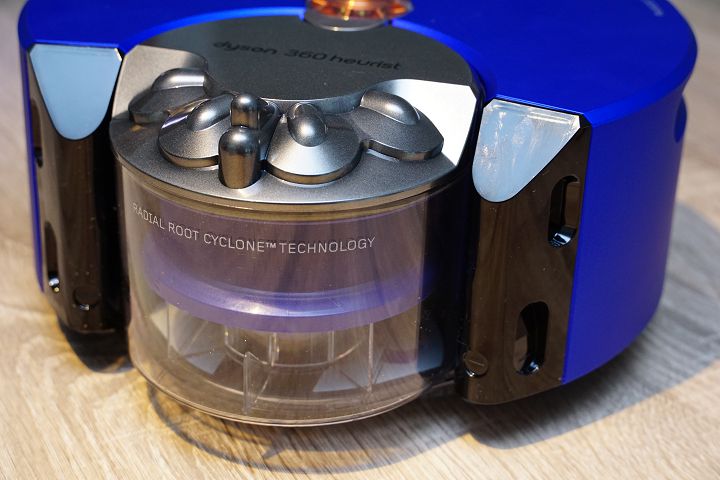 機身前方的集塵盒，也應用了 Dyson 的圓錐氣旋集塵科技。