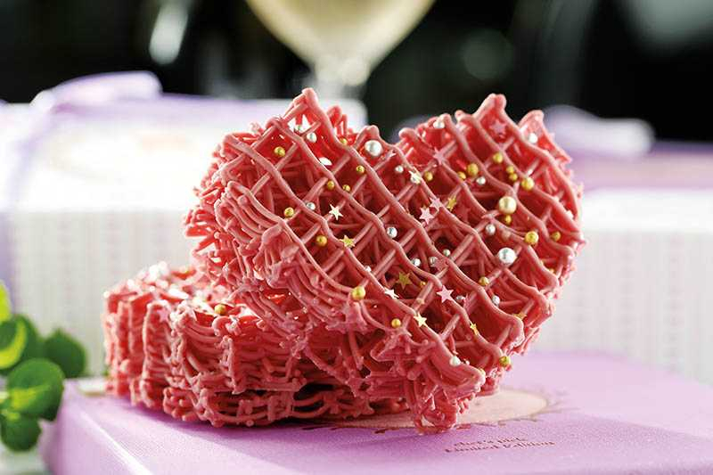 「墜入情網」以紅寶石巧克力精製，天然微酸香甜像表白滋味。（時價店洽）（圖／于魯光攝）