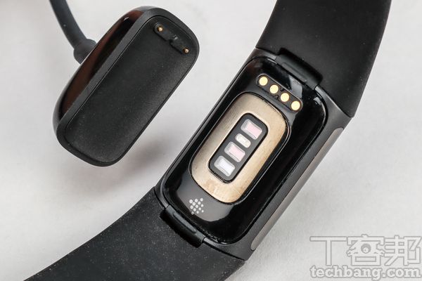 快拆錶帶設計充電器採磁吸式設計，放上手環背後接點即自動吸附充電。