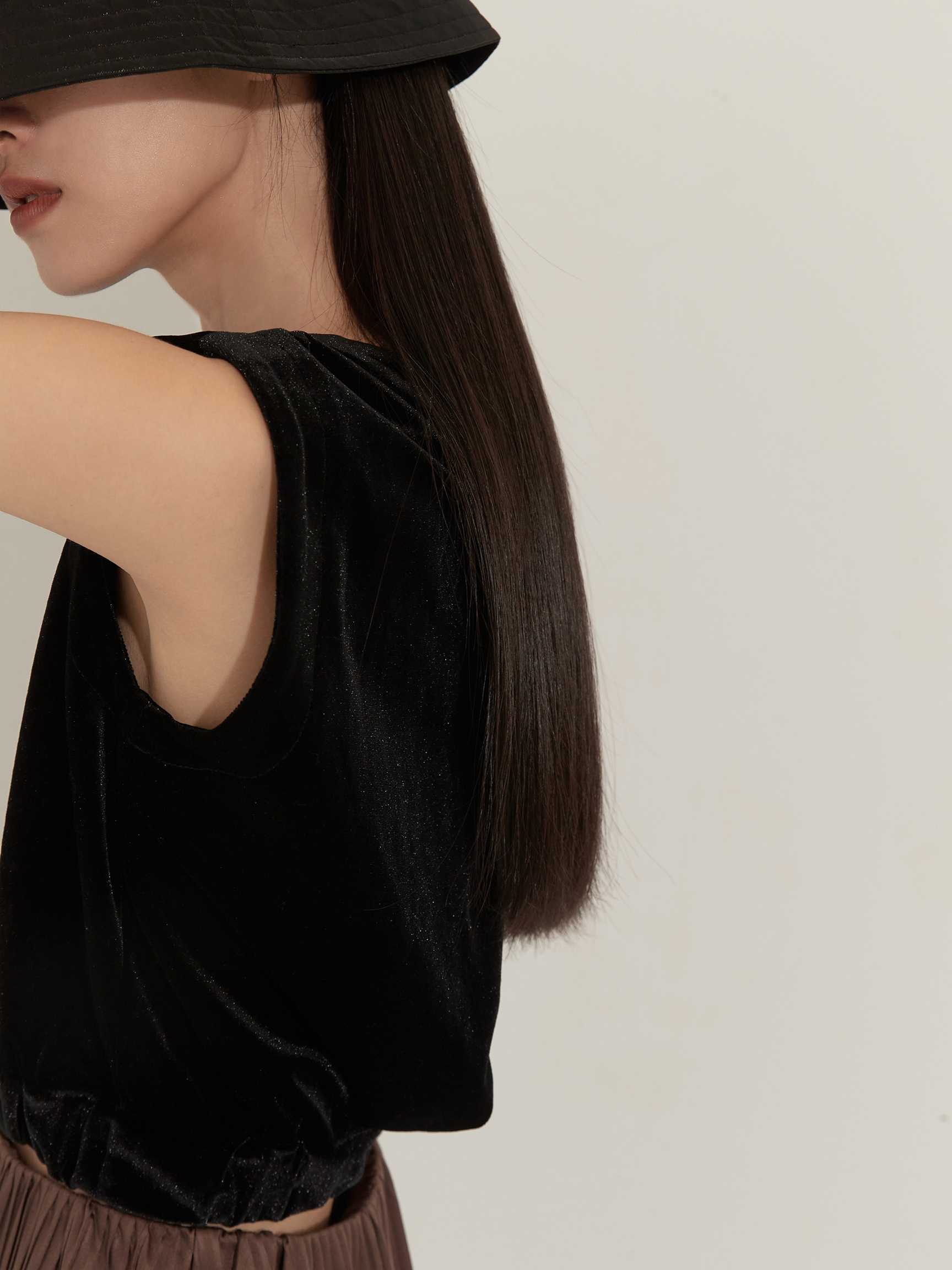 後交錯細節短版背心-mouggan