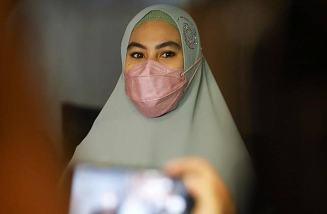 Aktris Kartika Putri ditemani sang suami, Habib Usman bin Yahya usai menjalani mediasi di Polda Metro Jaya, Jakarta Selatan, Rabu (14/4/2021). (Matamata.com/Alfian Winanto)