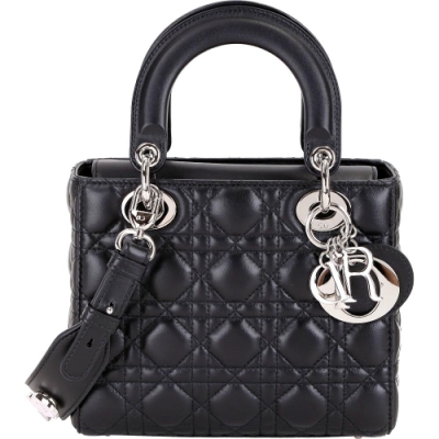 經典籐格車紋點綴頂級小羊皮個性化寬肩背帶點綴可拆徽章重新演繹品牌精髓無可取代