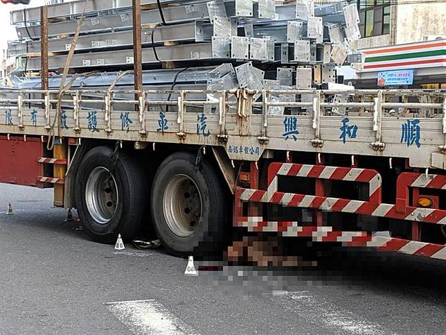 貨車撞機車　騎士捲車下當場身亡