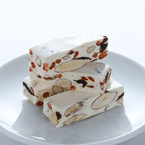 桂圓滋潤甘甜，帶點微焦香，含多種營養物質，有補益作用。桂圓枸杞遇見美國加州A+杏仁粒，清甜入口，帶勁的好滋味！