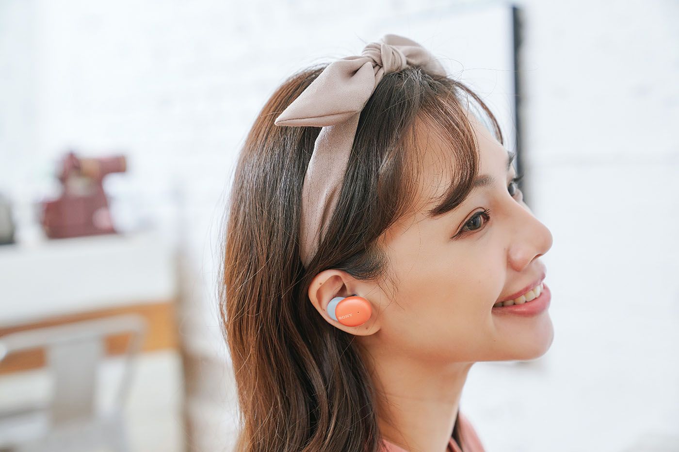 WF-H800 在設計上是以三點貼合耳朵內廓來進行佩戴，若搭配最適合自身耳道尺寸的耳塞，就能達到相當穩定的狀態，完全不用擔心走動或跑跳時耳機會有鬆脫或掉落的風險。