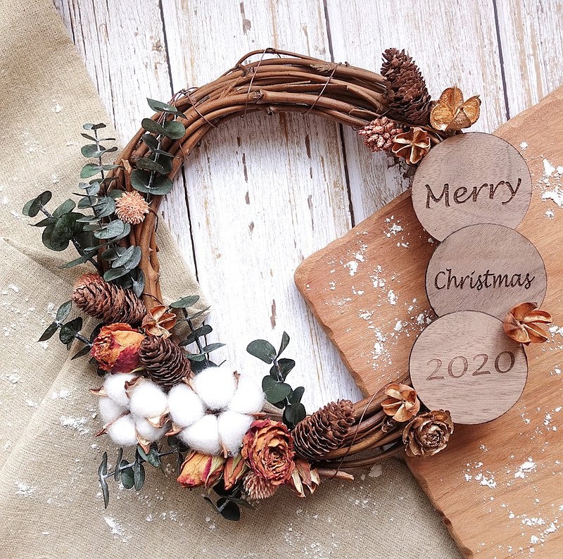 《專為您設計製作的個人化聖誕花圈》每一個都是特別訂製，可選擇色系、刻字內容及植物份量，若有特殊需求也能與設計師討論。適合當自家擺設，更是聖誕禮物、交換禮物的好選擇！