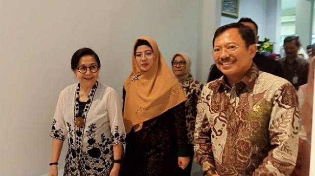 Menteri Kesehatan RI, Terawan Agus Putranto(pinggir kanan), Selasa (4/2/2020). (Suara.com/Silfa Humairah)