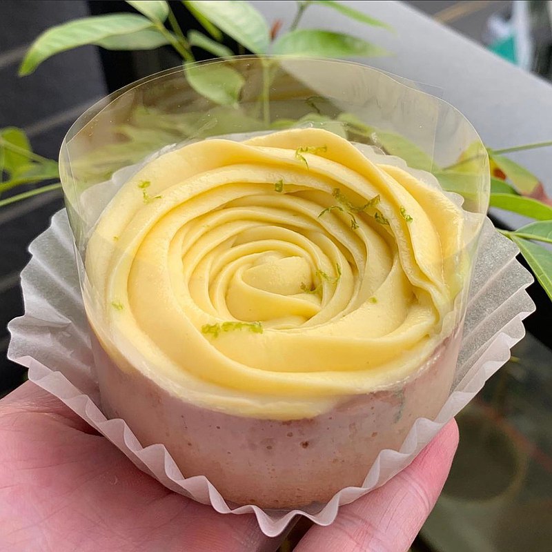 選用來自屏東的新鮮綠檸檬， 並使用法式的做法以雞蛋做為凝固配方， 吃起來口感特別滑順清爽， 加入滿滿的檸檬皮增添檸檬香氣， 最後拌入法國發酵奶油， 酸甜之中又能嚐到奶油的乳香