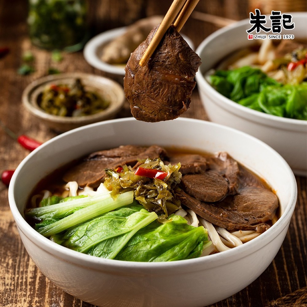 秘製紅燒湯頭蘊藏牛肉甜潤滋味手工麵條富有嚼勁 規格:紅燒牛肉麵 2份/包 (刀削麵/細麵) 保存期限:180天(有效日期標示於包裝上) 產地:台灣 組合內容成分產地保存期限與廠商資訊等食品應揭露資訊皆