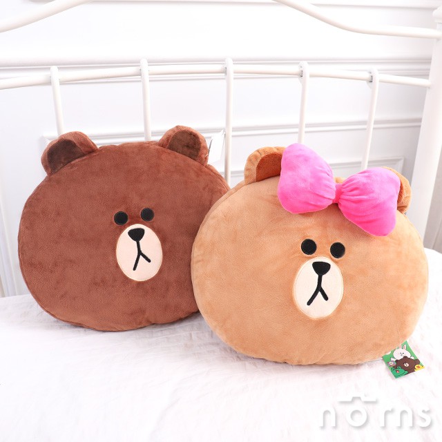 LINE貼圖明星-熊大與熊美可愛登場！ 大臉造型，搭配精緻刺繡表情，療癒感滿滿。 採用短絨毛布料製作，手感舒適好摸，令人愛不釋手。 可當靠枕、墊枕、抱枕等使用，讓生活增添舒適度。 台灣正版授權商品 商