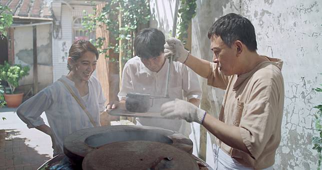 阿龍師以細火慢燉，包含濃濃父愛的「天龍湯」。(圖片提供/LINE TV)