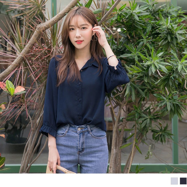 細緻壓紋設計的面料，手感柔軟且親膚舒適~ 袖口的荷葉邊鬆緊設計，增添微甜女孩的知性氣息~ 此款2色七分袖雪紡襯衫很適合韓系OL上班穿搭~ ************** 小提醒： 材質會透建議自行內搭衣