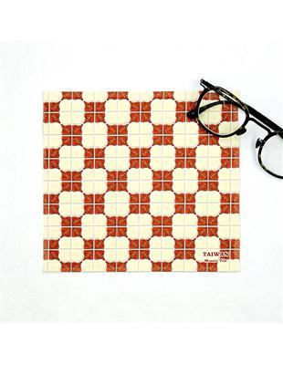 日常用品延長壽命的訣竅，就是靠著主人細心保養，不論是戴了好幾年的眼鏡，傳了幾代的古董戒指，甚至是最新科技的智慧手機都可以用老屋顏「台灣經典馬賽克磁磚 手方巾」細細擦拭。【產品特色】超細纖維組成，不殘留