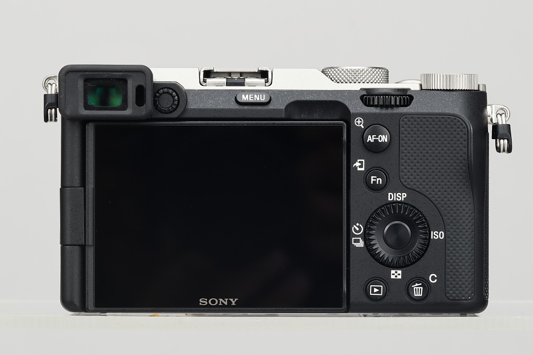 機背操作鈕並不多，可說是符合其影音 Vlog 與入門相機的配置。