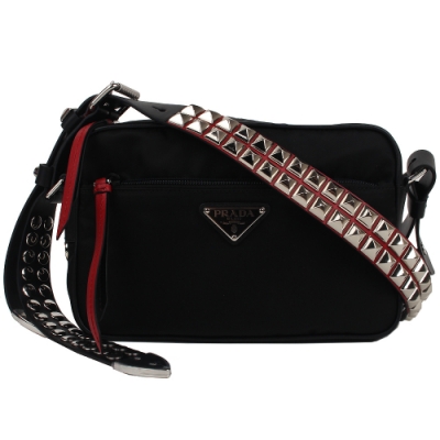 PRADA Saffiano 經典LOGO 尼龍 鉚釘飾小牛皮背帶 手拿/斜背包(經典黑)