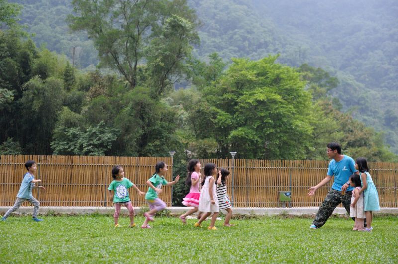 在寬廣的空間中奔跑遊戲，孩子們盡情流汗、消耗體力。(野孩子Wild Kids提供)