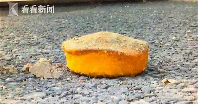 蜂蜜蛋糕放一晚能「砸碎磚頭」！男咬一口牙齒險斷裂
