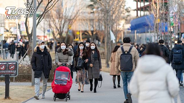 南韓疫情失控，民眾不敢輕忽紛紛戴上口罩。(圖／TVBS)