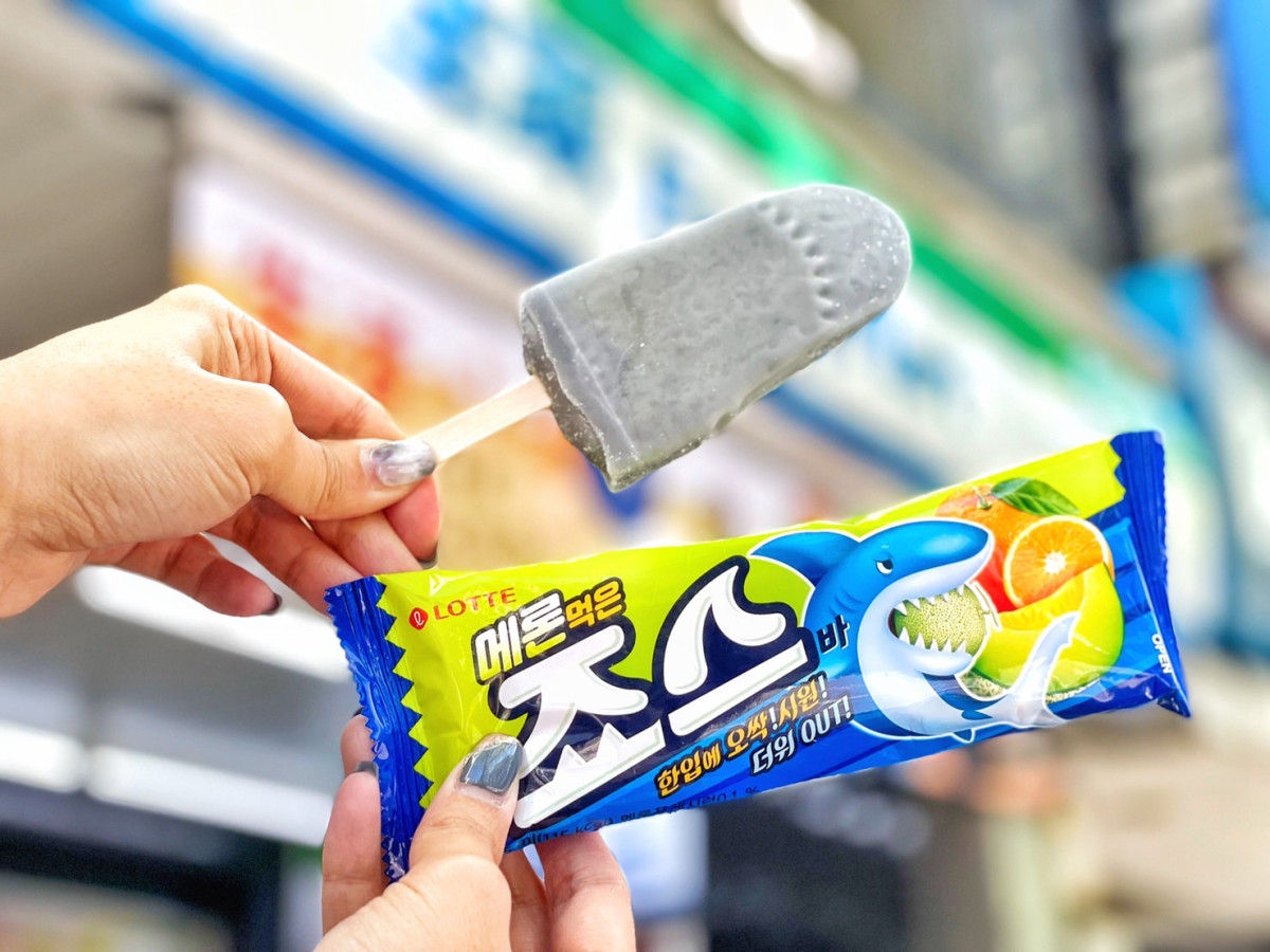 超商新品！全家開賣韓國人氣「JAWS鯊魚哈密瓜夾心冰棒」售價39元