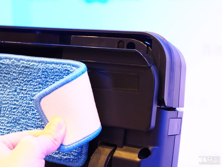 吸地、拖地二合一，HOBOT 推一分鐘 600 下高速擦拭的 LEGEE-668