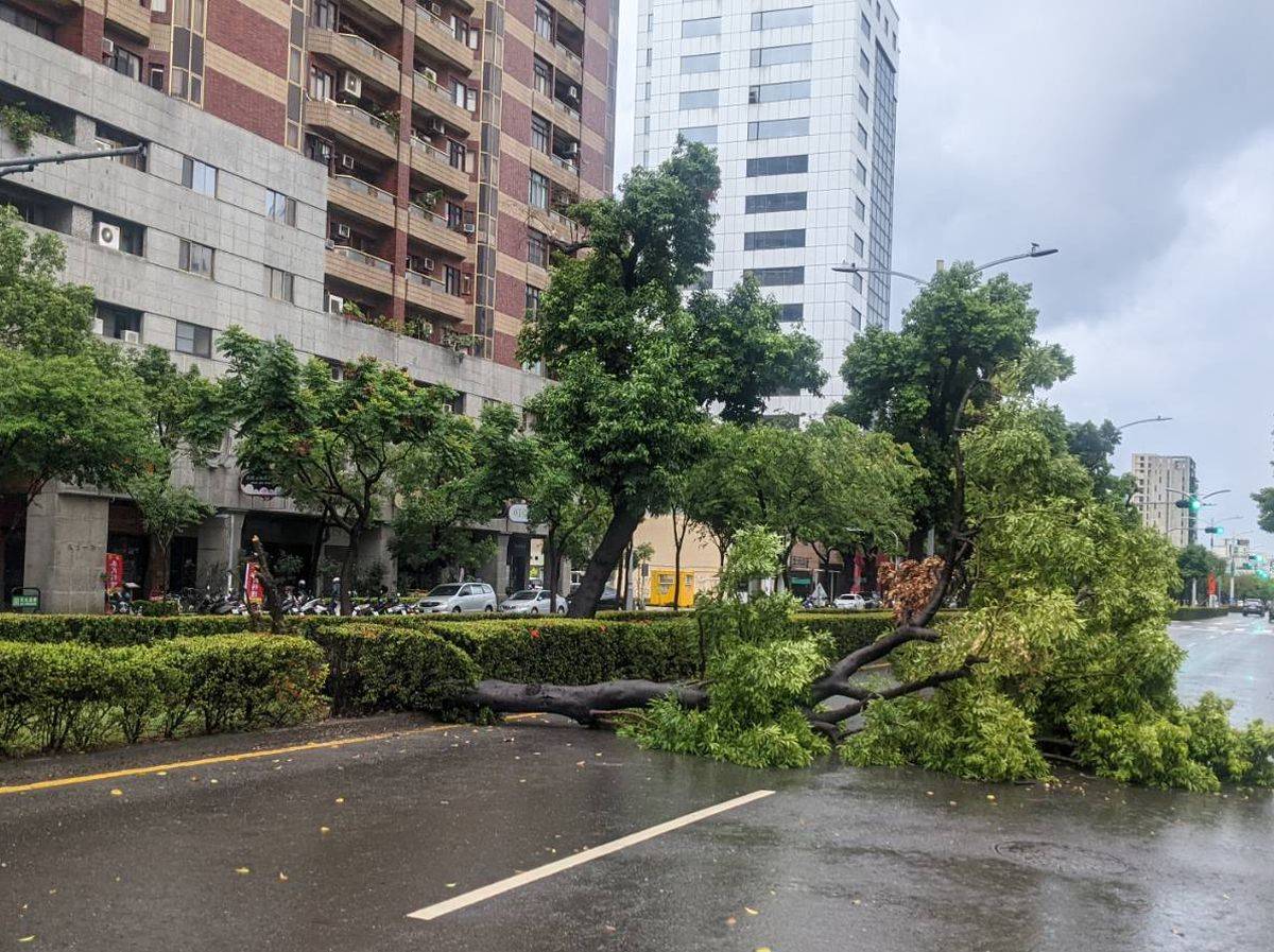 雨彈狂炸中南部！高雄出現淹水災情 新興區路樹倒塌 中廣新聞網 Line Today