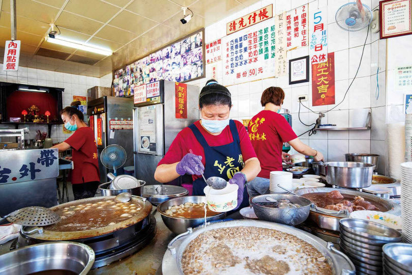 「燒冷冰」的配料現點現煮，撒上剉冰後，冷熱交錯的口感令人難忘。（圖／宋岱融攝）