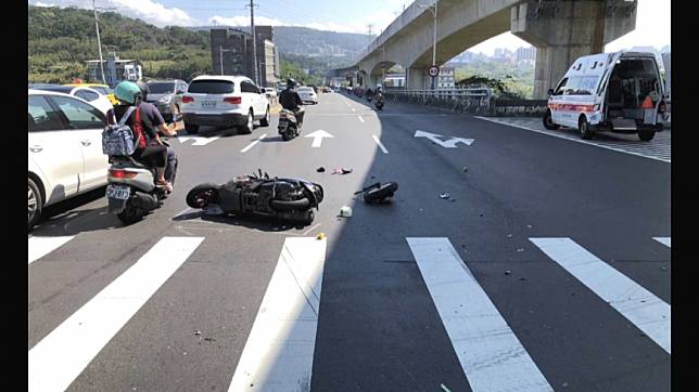 又搶快！轎車違規左轉　害3機車撞女大生亡