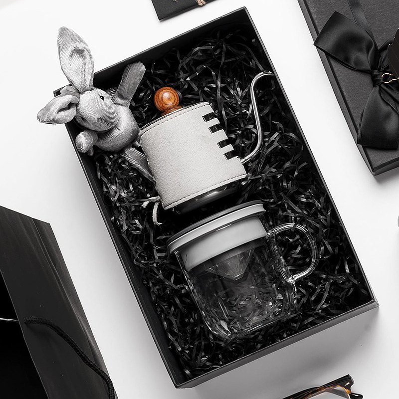 【熱銷聖誕禮物?、交換禮物、生日禮物?、回禮禮物?】 【歡迎批量訂購｜詳情可聯絡客服】 【第一次來的朋友記得關注我們，有優惠券喔】 【熱銷組合，配上禮盒，更加吸引】 【禮盒包括可愛布兔和拉菲草】 【為