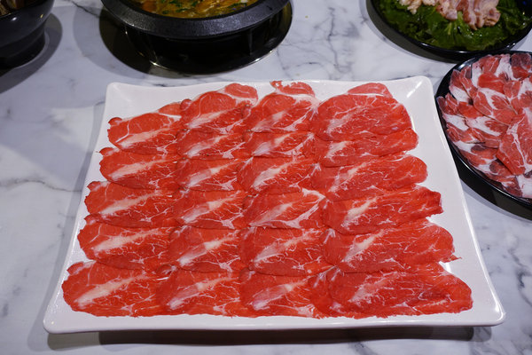 中山區聚餐火鍋推薦-丼賞和食+嗨蝦蝦林森旗艦店，百蝦龍船四人套餐，台北尾牙/謝師宴餐廳，林森北路石頭火鍋+日本料理，超浮誇高CP值百隻蝦龍蝦船大挑戰