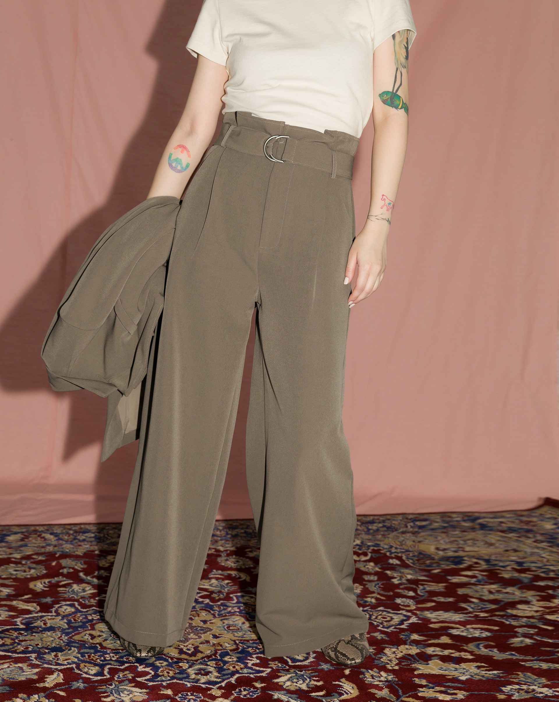 有挺度面料/附同本布腰帶/兩側有口袋/不透固無內裡