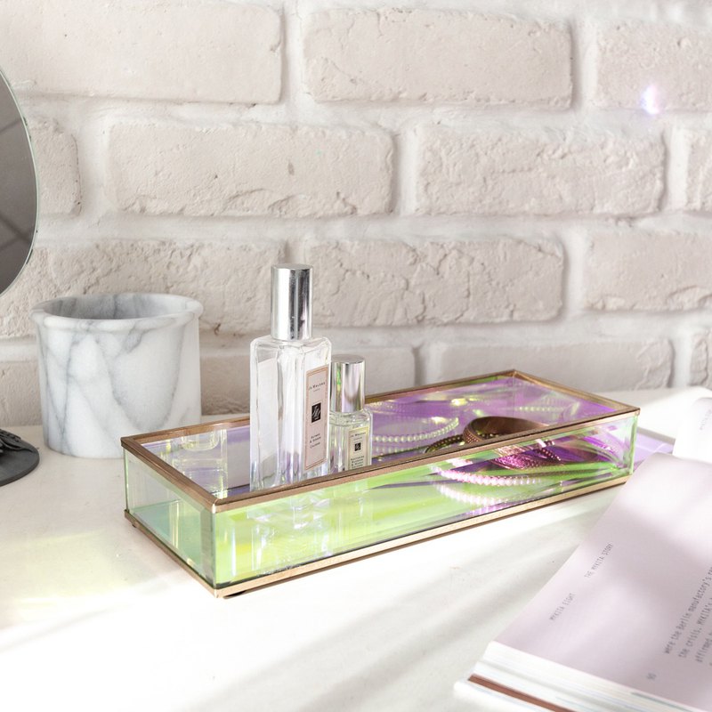 由老師傅手工切割玻璃與銅色金屬焊接製作而成，半透明的外觀，讓收藏品放在裡頭閃耀著像極光般流動的光澤。托盤也適合擺放在玄關，可置放鑰匙、飾品、手錶等出門物品