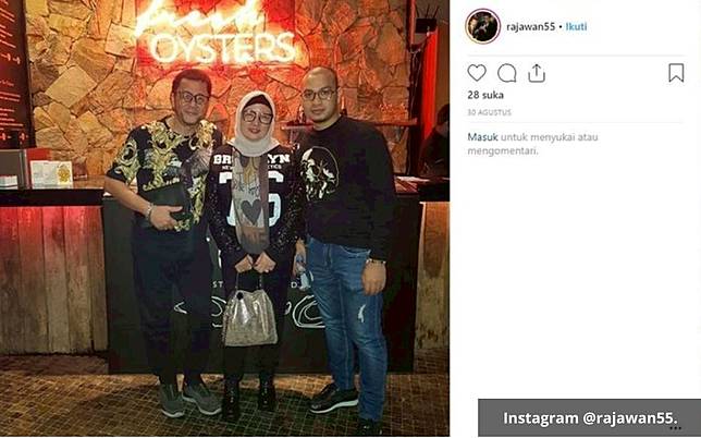Bubu mantan pacar Syahrini tengah berpose bersama kedua orangtuannya yang gaul.