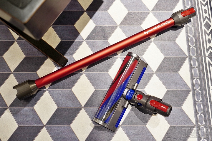 Dyson 推出小改款無線吸塵器 V8 Slim Fluffy+，吸力不減、吸頭升級、售價 16,900 元