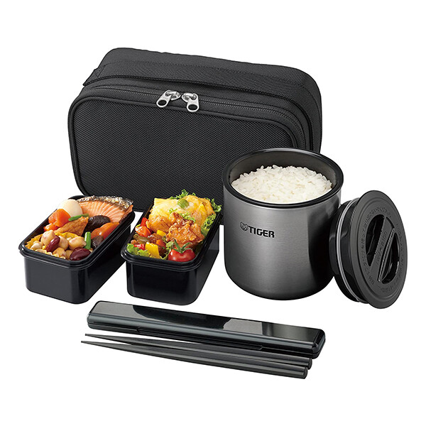 商品特色 保溫效果約58度以上可以保溫6小時 大容量非常適合喜歡自己準備便當的通勤上班族或學生使用 具有雙層真空結構使用隔熱材質緩衝熱能流失的作用 可提高保熱袋子能降低熱流失作用隨時都能有溫熱的飯菜享